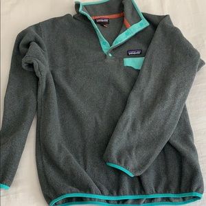 Grey Patagonia snap-T women’s with green detail